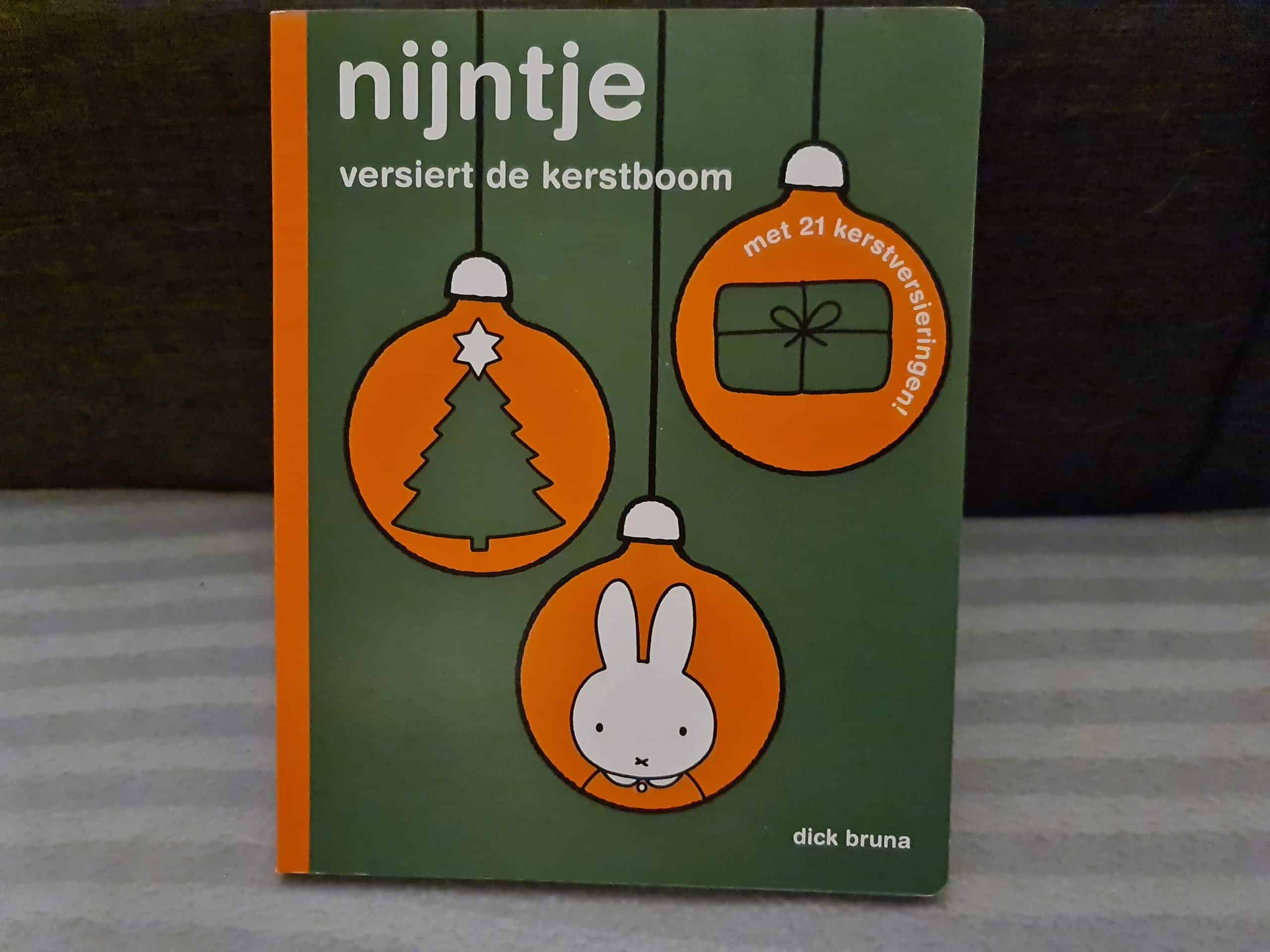 nijntje versiert de kerstboom